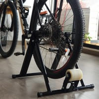 Rodillos de bicicleta, cintas de correr y otros accesorios de entrenamiento  que se agotaron durante el confinamiento y que ahora están disponibles